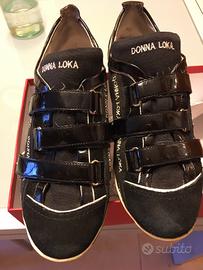 Scarpe da tennis con strappo