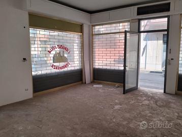 Locale commerciale 180 mq con vetrine-Floridia