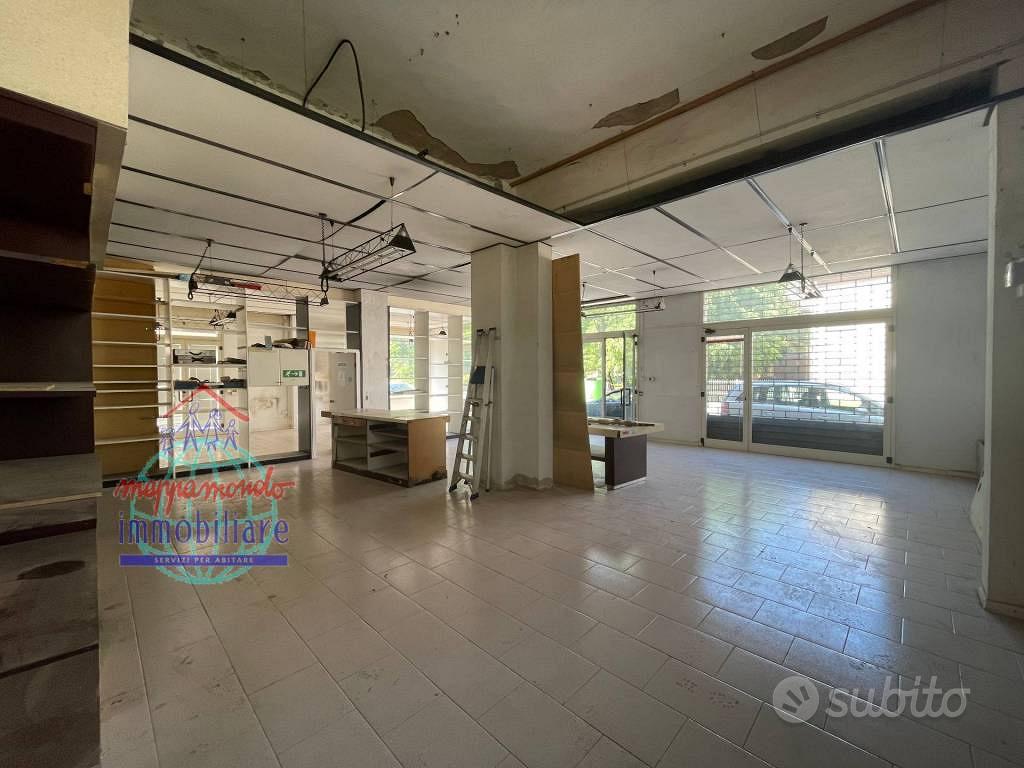 Immobile di 400 m² con 2 locali a Finale Emilia - Altro