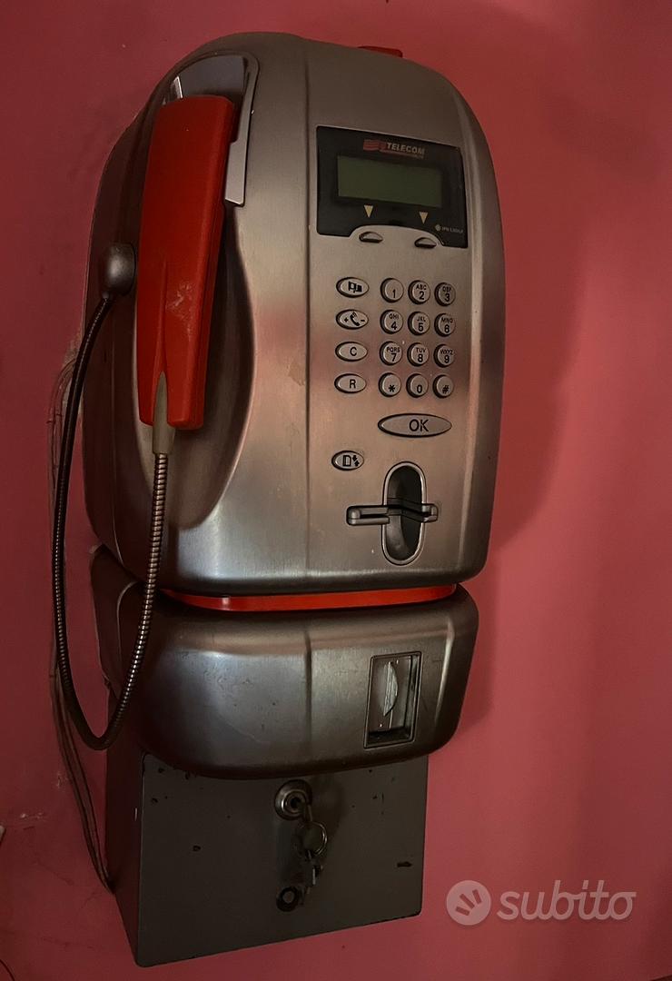 Il telefono vintage con gettoniera