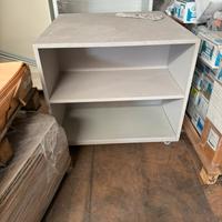 Tavolo da appoggio girevole con spositore laterale