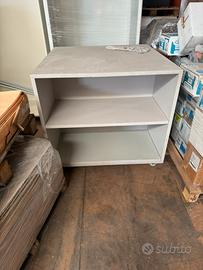 Tavolo da appoggio girevole con spositore laterale