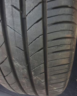 4 gomme con cerchi in lega