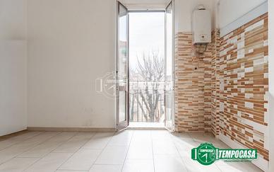 Luminoso bilocale con balcone in stabile signorile