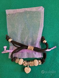 Bracciale pelle nera e inserti tipo Pandora