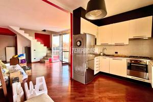 LUMINOSO TRILOCALE SU DUE LIVELLI CON TERRAZZI LIB