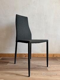 Quattro sedie in tessuto