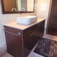 Mobile bagno in noce con top in bagno e lavandino