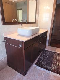 Mobile bagno in noce con top in bagno e lavandino