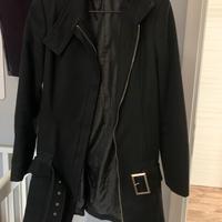 Cappotto nero con cerniera e contura
