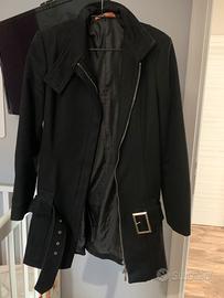Cappotto nero con cerniera e contura