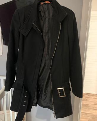 Cappotto nero con cerniera e contura