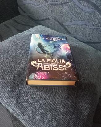 Libro "La figlia degli abissi" di Rick Riordan