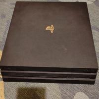 PlayStation 4 pro con due pad e un gioco (God of w