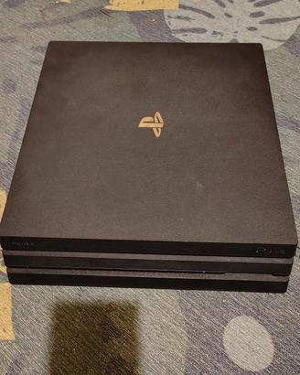 PlayStation 4 pro con due pad e un gioco (God of w