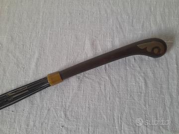 Vecchio ombrello in legno, osso e argento