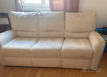 Divano con poggiapiedi