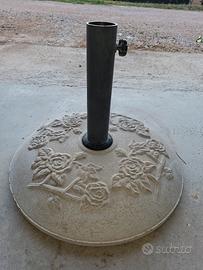 Base per ombrellone in cemento con decoro di rose 
