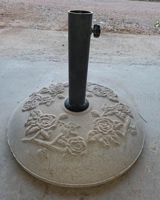Base per ombrellone in cemento con decoro di rose 