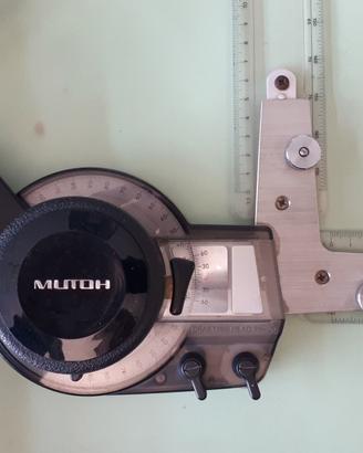 tavolo da disegno con tecnigrafo