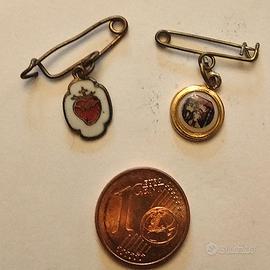 Due antiche medagliette con micro smalti d'epoca