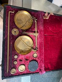 Bilancia di precisione vintage in ottone
