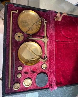 Bilancia di precisione vintage in ottone