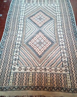 Tappeto tunisino vintage 1976 annodato a mano