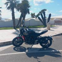 Moto triumph trident 660