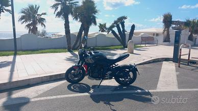 Moto triumph trident 660