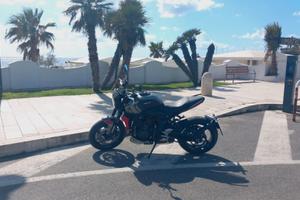 Moto triumph trident 660