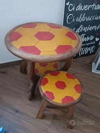 Tavolino + 4 sgabelli giallo rossi