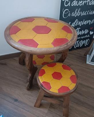 Tavolino + 4 sgabelli giallo rossi