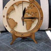 Orologio da tavolo o da parete in legno intagliato