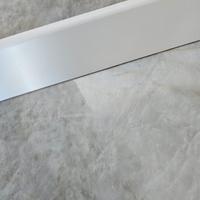 battiscopa in legno bianco