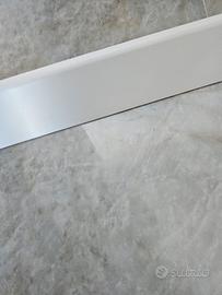 battiscopa in legno bianco