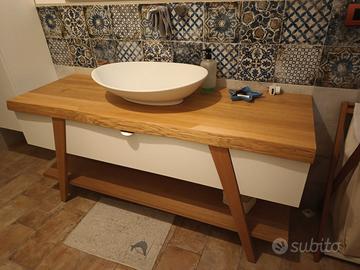 Mobile bagno Geromim Fratino in legno con lavabo.