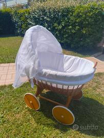 culla in legno e vimini con ruote