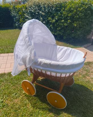 culla in legno e vimini con ruote