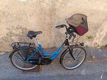 bicicletta da passeggio con portapacchi e cestino 