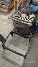 Stufa a legna in ghisa e ottone vintage 