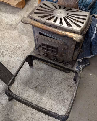 Stufa a legna in ghisa e ottone vintage 