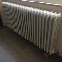 Radiatori in ghisa puliti e riveniciati