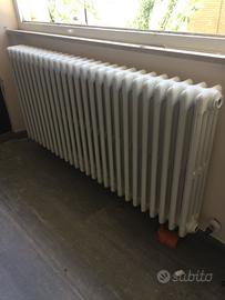Radiatori in ghisa puliti e riveniciati