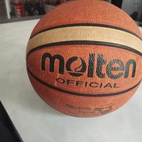 pallacanestro una nuova l'altra usata.