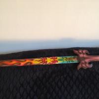 Spada di legno dipinta a mano. Nuova