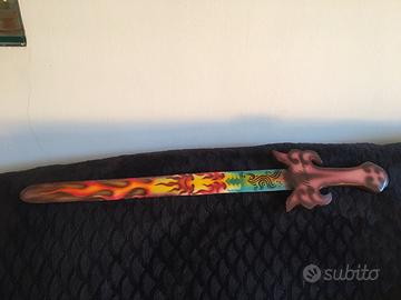 Spada di legno dipinta a mano. Nuova