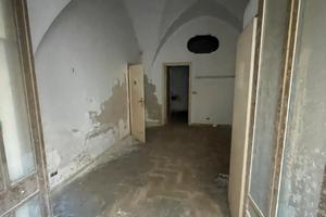 Locale uso deposito con servizi da ristru