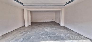 Ampio Garage Di Nuova Costruzione