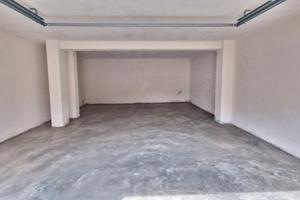 Ampio Garage Di Nuova Costruzione